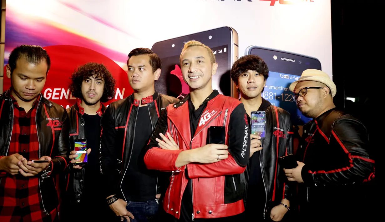 Grup band Nidji hadir dalam peluncuran smartphone Andromax R2 dan Andromax E2 di Plaza Senayan Jakarta, Jumat (19/2). (Andy Masela/Bintang.com)