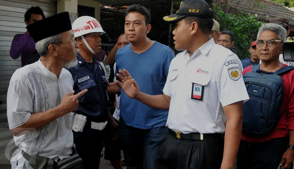 Petugas dan warga melakukan mediasi saat eksekusi pengosongan rumah aset kepemilikan PT KAI di Jalan Menara Air, Kelurahan Manggarai, Jakarta, Selasa (19/7). Hingga kini proses mediasi antara kedua belah pihak masih dilakukan (Liputan6.com/Gempur M Surya)
