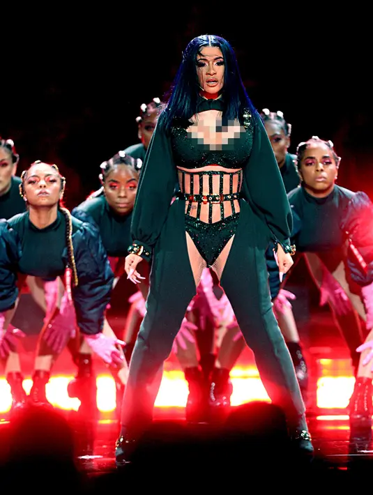 Aksi panggung penyanyi rapper Cardi B saat tampil acara BET Awards 2019 di Los Angeles, AS (24/6/2019). Cardi B berduet dengan sang suami, rapper Offset saat tampil di atas panggung BET Awards 2019. (AFP Photo/Frederick M. Brown)