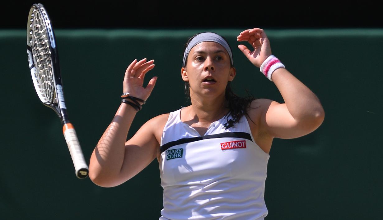 Petenis Prancis, Marion Bartoli merebut gelar Wimbledon pada 2013 setelah mengalahkan petenis Jerman, Sabine Lisicki dengan skor 6-1, 6-4. (AFP/Carl Court)
