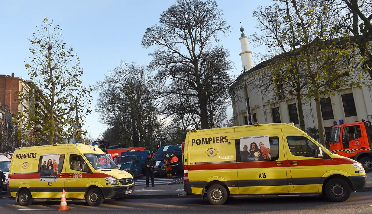 Mobil ambulans lengkap dengan para ahli kontaminasi virus dan puluhan mobil polisi didatangkan ke Masjid Agung Brussels, Belgia, setelah ditemukan paket berisikan serbuk putih yang dikhawatirkan Anthrax, Kamis (26/11). (AFP PHOTO/EMMANUEL Dunand)