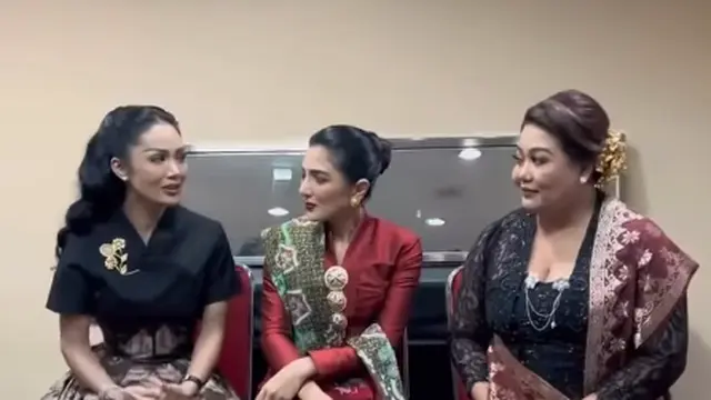 Gaya Kris Dayanti, Ashanty, dan Luhde Menzel, Trio Mama Berwastra Hadiri Wisuda Sarah Menzel