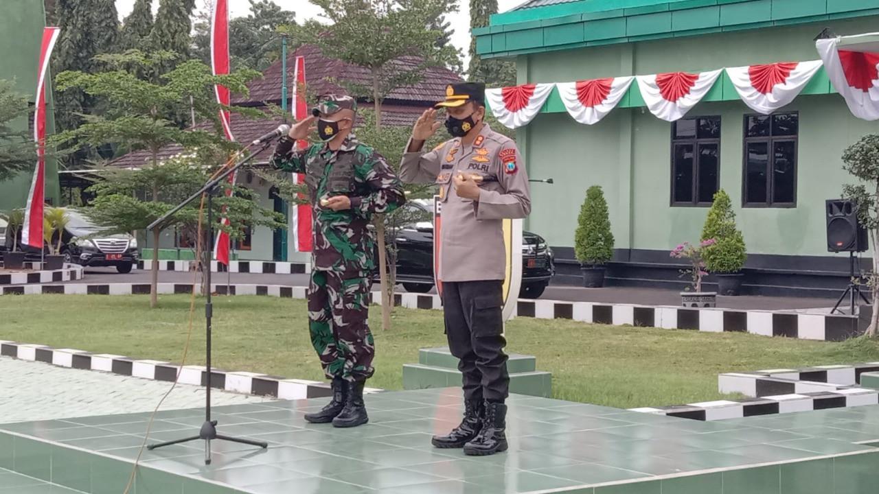 Dandim 0811 Tuban ketika memberikan arahan terkait pentingnya tempat isolasi terpadu bagi pasien Covid-19. (Liputan6.com/Ahmad Adirin)