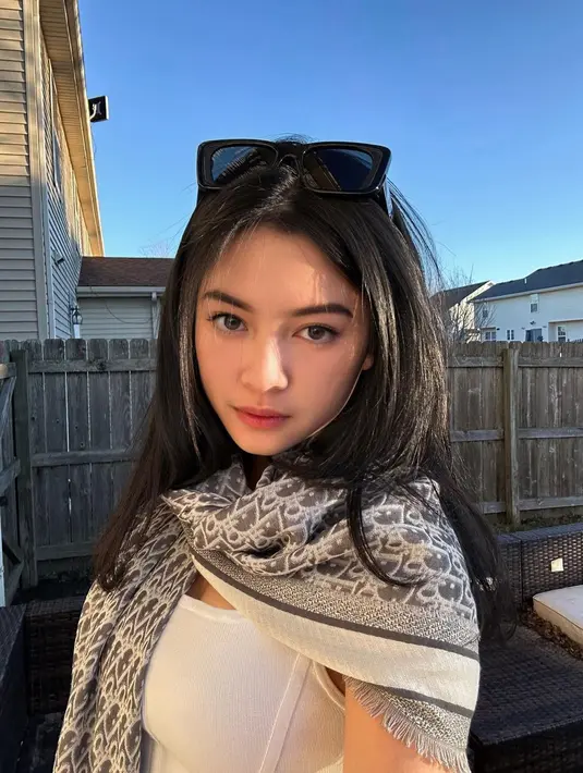Unggah foto di Instagram, Yoriko Angeline bikin pangling. Disebut berbeda dari biasanya, ada netizen yang menyebut bintang film Dilan 1990 seperti Mahalini. Ada 800 komentar yang dibubuhkan netizen dan rata-rata menyebut jika wajah sahabat Vanesha Prescilla ini berbeda. Pengambilan angle foto, syal yang digunakan, dan rambut yang digerai tentunya memengaruhi hasil foto Yoriko Angeline ini. (Liputan6.com/IG/@yorikooangln_)
