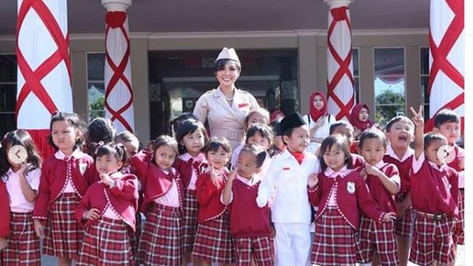 Yuni Shara di sekolah miliknya di Batu, Malang. (dok.Instagram @cahayapermataabadi/https://www.instagram.com/p/BmkwGEBnaXE/Henry)