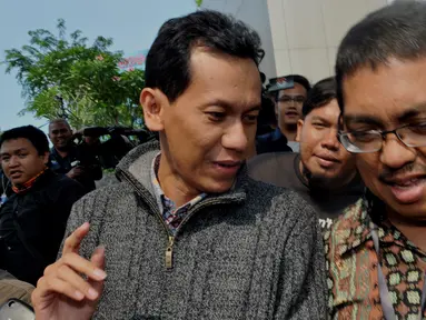 Bupati Tanah Laut Bambang Alamsyah (kiri) berjalan keluar Gedung KPK usai menjalani pemeriksaan, Jakarta, Selasa (5/5/2015). Bambang diperiksa sebagai saksi untuk tersangka Direktur PT Mitra Maju Sukses (MMS) Andrew Hidayat. (Liputan6.com/Andrian M Tunay)