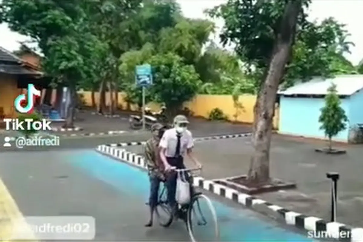 Tak Punya Akses Internet, Siswa Ini Rela Datang ke Sekolah Pakai Sepeda Ayahnya