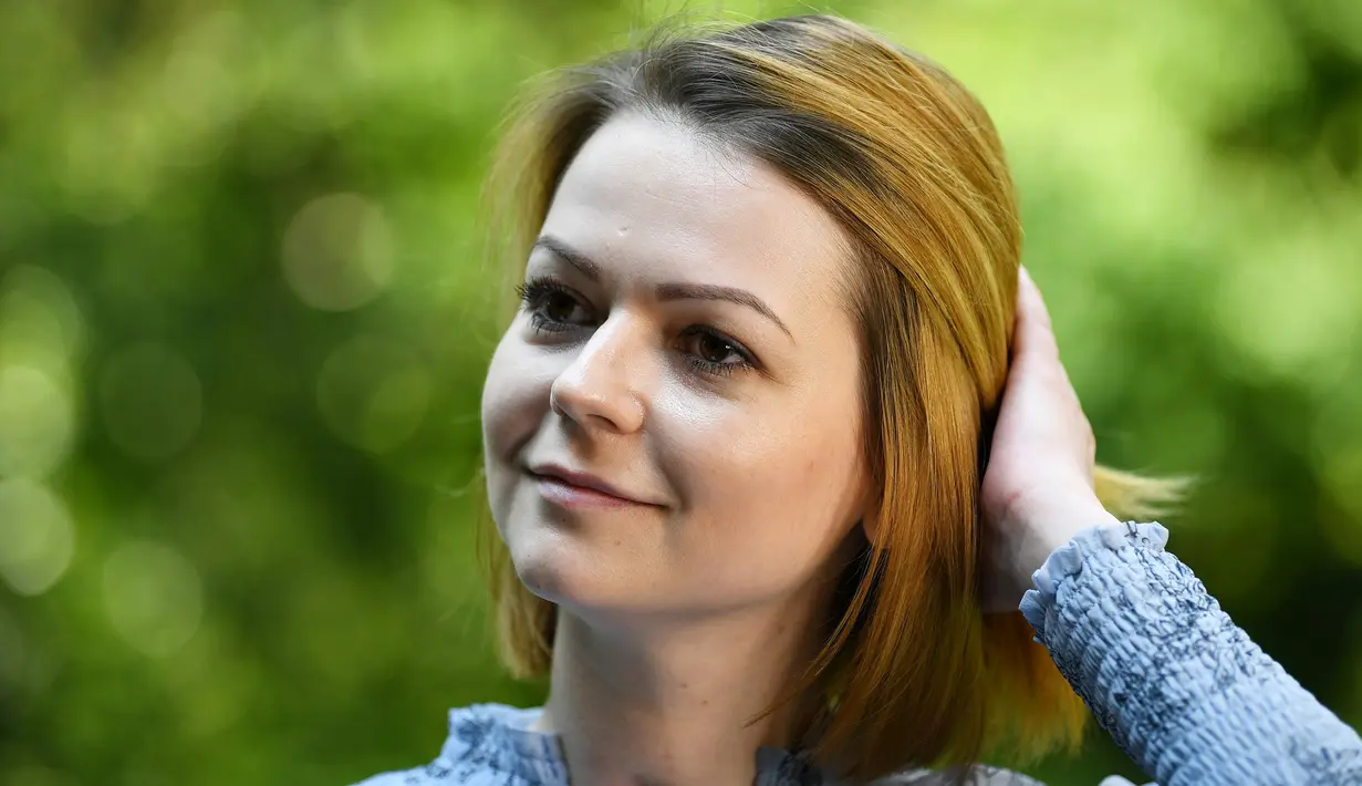 Putri mantan agen ganda Rusia Sergei Skripal, Yulia Skripal selama wawancara di London, 23 Mei 2018. Yulia Skripal bersama ayahnya masih dalam pengawasan Pemerintah Inggris setelah menjadi korban serangan senjata kimia. (Dylan Martinez/Pool/AFP)