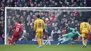 Pemain Liverpool, Mohamed Salah mencetak gol melalui tendangan penalti ke gawang Wolverhampton dalam laga lanjutan Liga Inggris 2024/2025 di Anfield, Liverpool, Inggris, Minggu (16/02/2025). (AP Photo/Ian Hodgson)