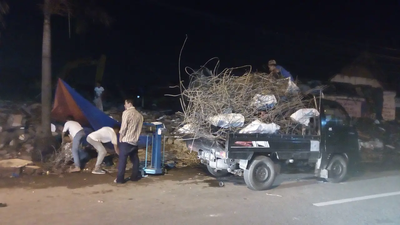Tumpukan besi bekas yang berhasil dikumpulkan para pengepul di area pembongkaran bangunan dalam proses reaktivasi kereta api di Garut
