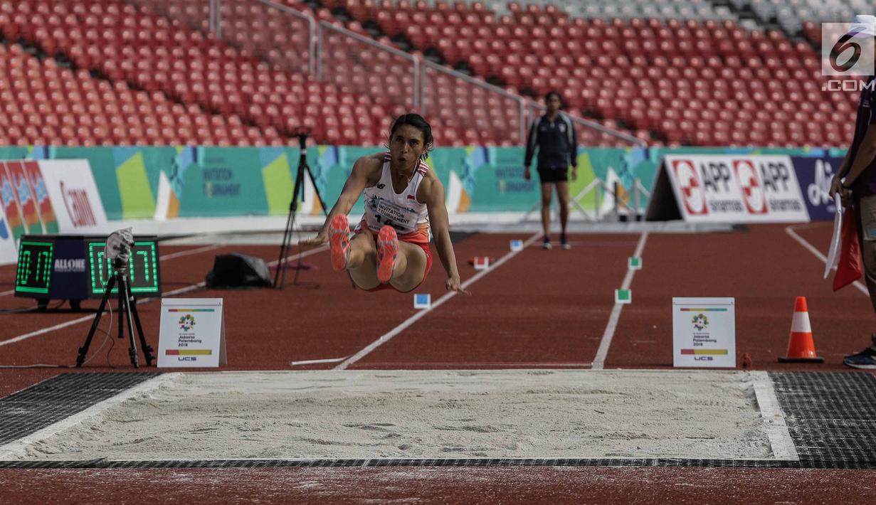 Atlet Indonesia Maria Natalia Londa melakukan lompatan dalam final lompat jauh putri atletik 18th Asian Games Invitation Tournament di SUGBK, Jakarta, Minggu (11/2). Maria menambah perolehan emas Indonesia di turnamen ini. (Liputan6.com/Faizal Fanani)