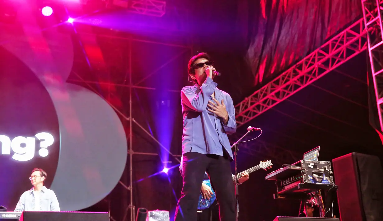 Penampilan Juicy Luicy di panggung Social Chic 2024, Minggu (4/8). [Foto: Adrian Putra/Fimela]