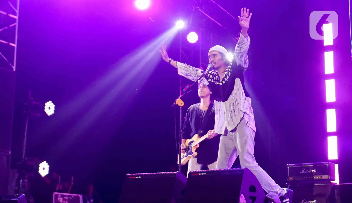 Aksi vokalis Band Sheila on 7, Duta saat konser yang bertajuk 'Tunggu Aku di Jakarta' di kawasan JIExpo Kemayoran, Jakarta, Sabtu, (28/1/2023). Dalam konser yang bertajuk 'Tunggu Aku di Jakarta', Sheila on 7 membawakan lagu-lagu andalannya seperti Pejantan Tangguh, Pria Kesepian, Sephia dan lain-lain. (Liputan6.com/Herman Zakharia)