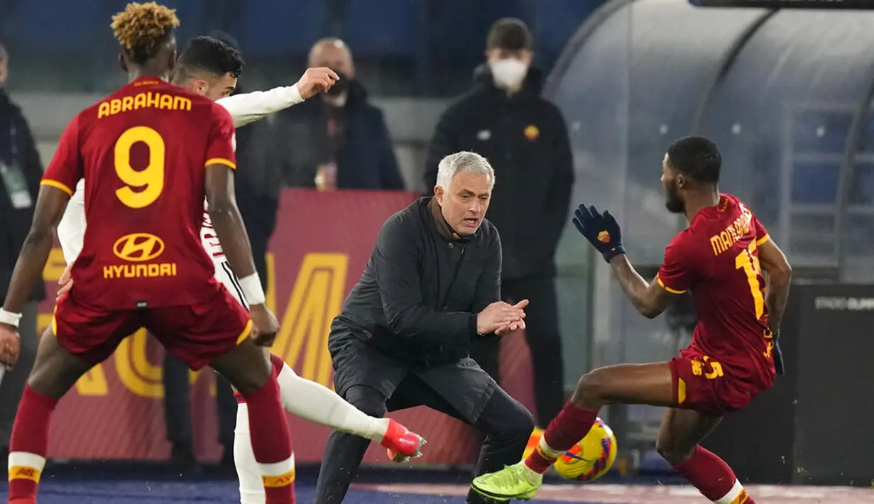 Pelatih AS Roma Jose Mourinho (tengah) memberikan arahan kepada para pemainnya saat melawan Cagliari pada pertandingan sepak bola Liga Italia di Stadion Olimpiade Roma, Italia, 16 Januari 2022. AS Roma berhasil mengalahkan Cagliari 1-0. (AP Photo/Andrew Medichini)
