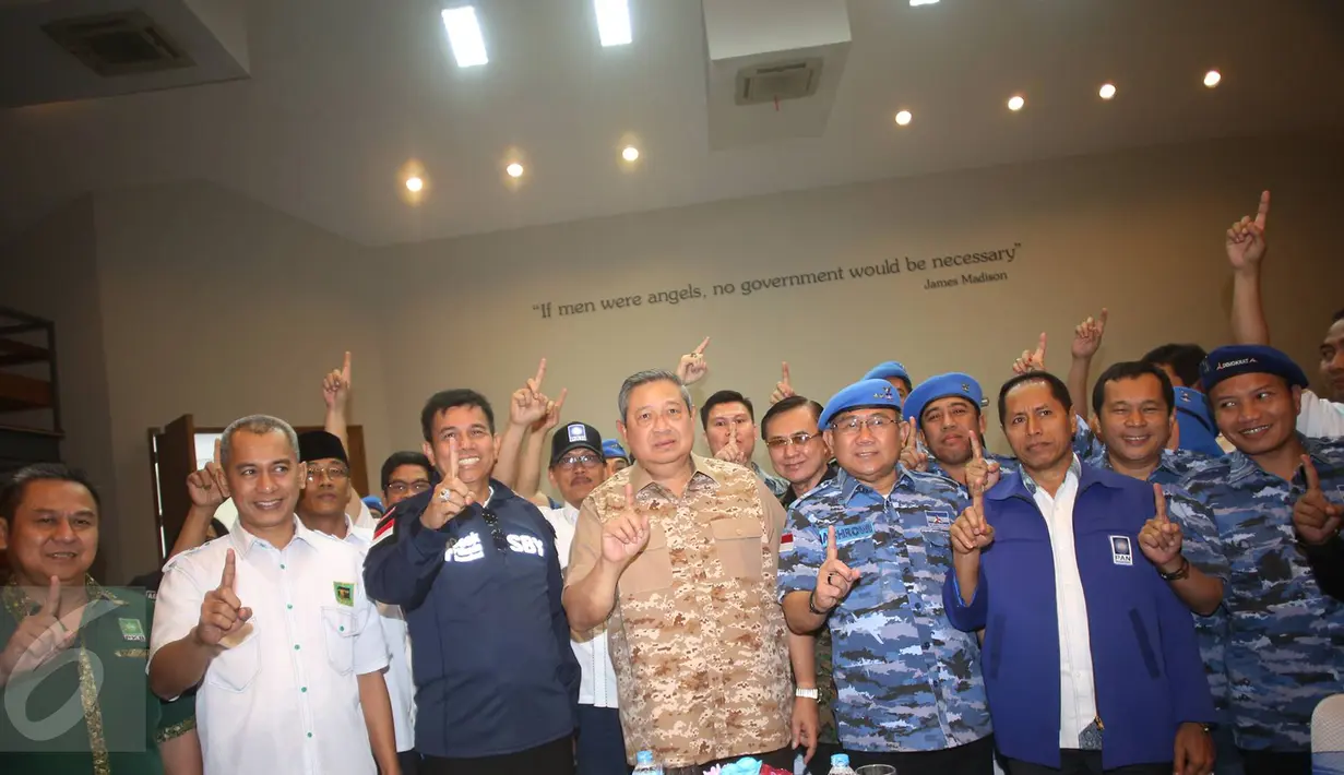 Ketum Partai Demokrat Susilo Bambang Yudhoyono (SBY) foto bersama dengan 28 anggota DPRD DKI Jakarta untuk pemenangan pasangan Cagub-Cawagub DKI Agus Harimurti Yudhoyono-Sylviana Murni di Jakarta Pusat, Sabtu (4/2). (Liputan6.com/Immanuel Antonius)