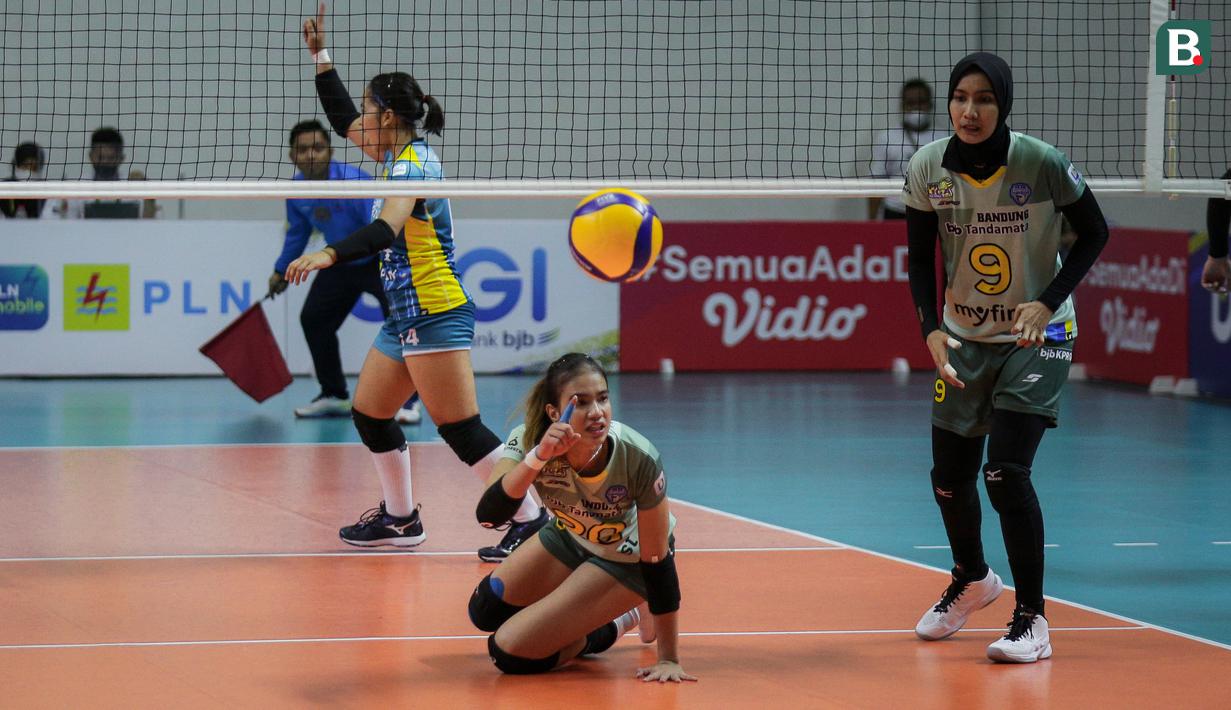 Pemain Bandung BJB Tandamata, Shella Bernadetha Onan gagal menyelamatkan bola saat laga lanjutan PLN Mobile Proliga 2022 melawan Jakarta Elektrik PLN di Padepokan Voli Jenderal Polisi Kunarto, Sentul, Jumat (21/01/2022). (Bola.com/Bagaskara Lazuardi)