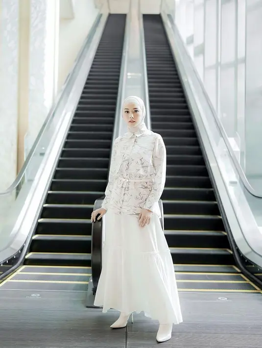 Tampil serba putih, gaya Dara Arafah yang memadukan blouse bunga dengan rok plisket dan hijan warna putih ini juga tak kalah menarik disontek. Makin kece, tambahkan ikat pinggang warna senada. ](Instagram/ daraarafah).