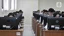 Ekspresi peserta saat mengikuti Seleksi Kompetensi Dasar (SKD) berbasis Computer Assisted Test (CAT) untuk CPNS Kementerian Agraria Tata Ruang/Badan Pertanahan Nasional (ATR/BPN) di Kantor BKN Regional V, Jakarta, Senin (27/1/2020). Seleksi diikuti 2.162 peserta. (merdeka.com/Iqbal Nugroho)