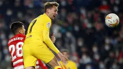 Barcelona sudah berhasil mencetak gol ke gawang Granada pada menit ke-8. Namun gol lewat sundulan Lukuk De Jong tersebut dianulir wasit akibat Gavi yang mengirimkan umpan telah terlebih dahulu terperangkap offside. (AP/Fermin Rodriguez)