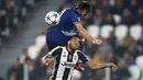 Bek Juventus, Daniel Alves (bawah) berusaha menjangkau bola saat duel dengan pemain Lyon, Maciej Rybus pada laga grup H Liga Champions di Juventus stadium, Turin, (2/11/2016). (AFP/Marco Bertorello)