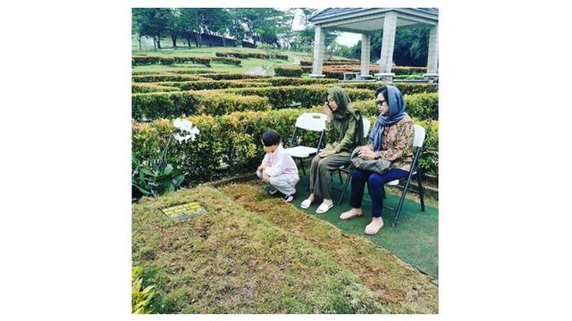 7 Potret BCL Kembali Ziarah ke Makam Ashraf Setelah Manggung, Tetap Tegar