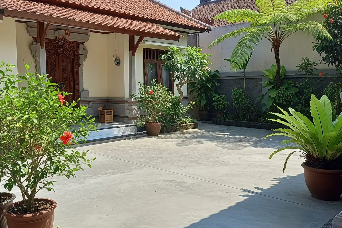 Halaman Rumah di Plester