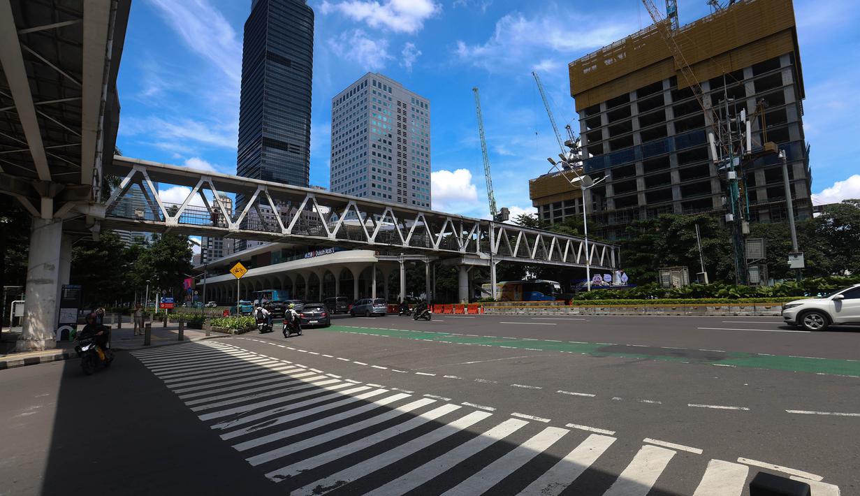 Suasana ruas jalan Jenderal Sudirman, Jakarta, saat pemberlakukan kebijakan Work From Home (WFH) untuk Aparatur Sipil Negara (ASN), Jumat (10/4/2026). Kebijakan Work From Home (WFH) bagi Aparatur Sipil Negara (ASN) berdampak pada kelancaran lalu lintas di Jakarta. (Kapanlagi.com/Budy Santoso)