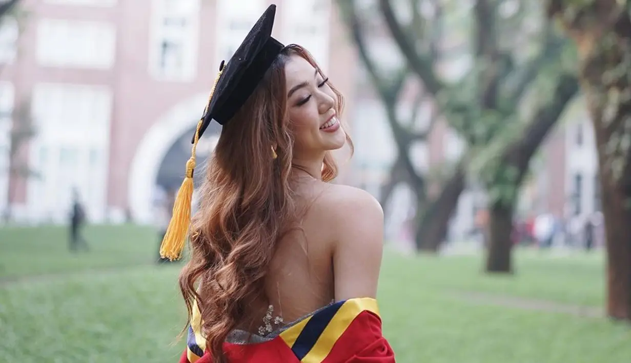 Rambut curly yang dibiarkan digerai, Gaby kian pancarkan pesonanya di momen bahagia wisudanya. Rambut artis berusia 21 tahun ini ditata oleh hair stylish Bonita Bong. Warna rambut dan kebayanya selaras, Gaby ramai dipuji cantik oleh netizen. sederet foto ciamik yang diambil di lingkungan kampus tercintanya usai wisuda dijepret oleh Graduation Photography. (Liputan6.com/IG/@gabriellaekaputri)