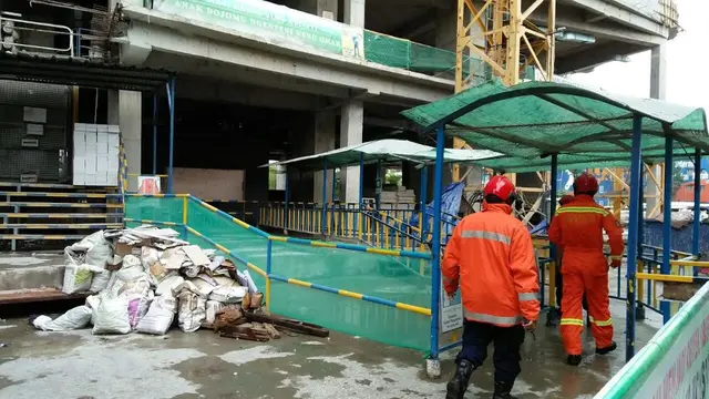 Tangga darurat roboh
