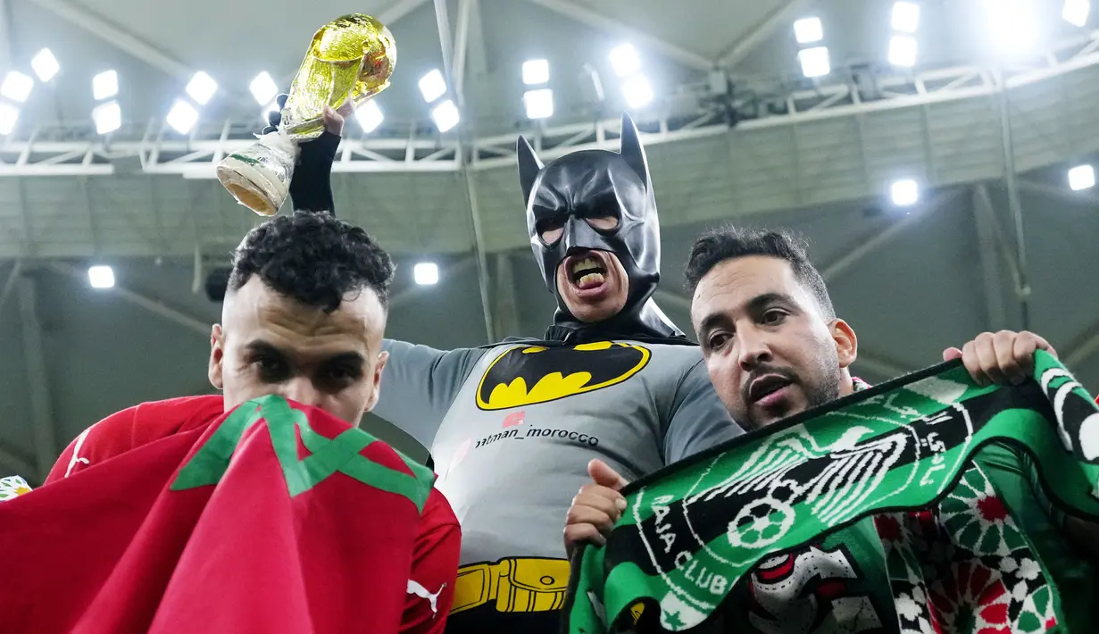 Suporter Maroko saat menyaksikan pertandingan melawan Portugal pada laga Piala Dunia 2022 di Stadion Al Thumama, Sabtu (10/12/2022). (AP Photo/Petr David Josek)