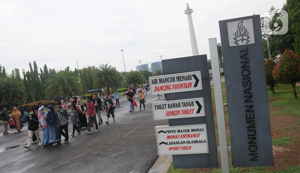 Warga berjalan-jalan di kawasan Monumen Nasional, Jakarta, Rabu (25/12/2019). Libur perayaan Natal 2019 dimanfaatkan warga Jakarta dan sekitarnya berwisata di Monumen Nasional. (Liputan6.com/Helmi Fithriansyah)