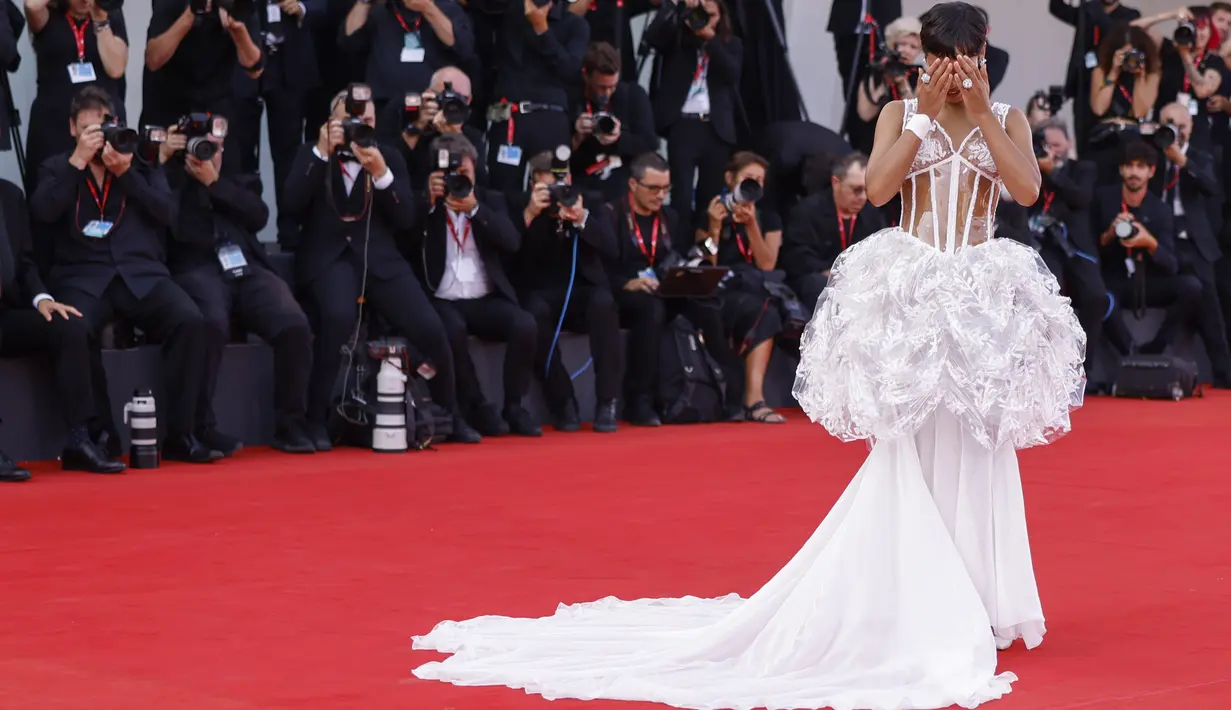 Taylor Russell berpose di hadapan fotografer setibanya di pemutaran perdana film 'Beetlejuice Beetlejuice' dan upacara pembukaan Festival Film Venice ke-81, Rabu (28/8/2024). (Photo by Vianney Le Caer/Invision/AP)