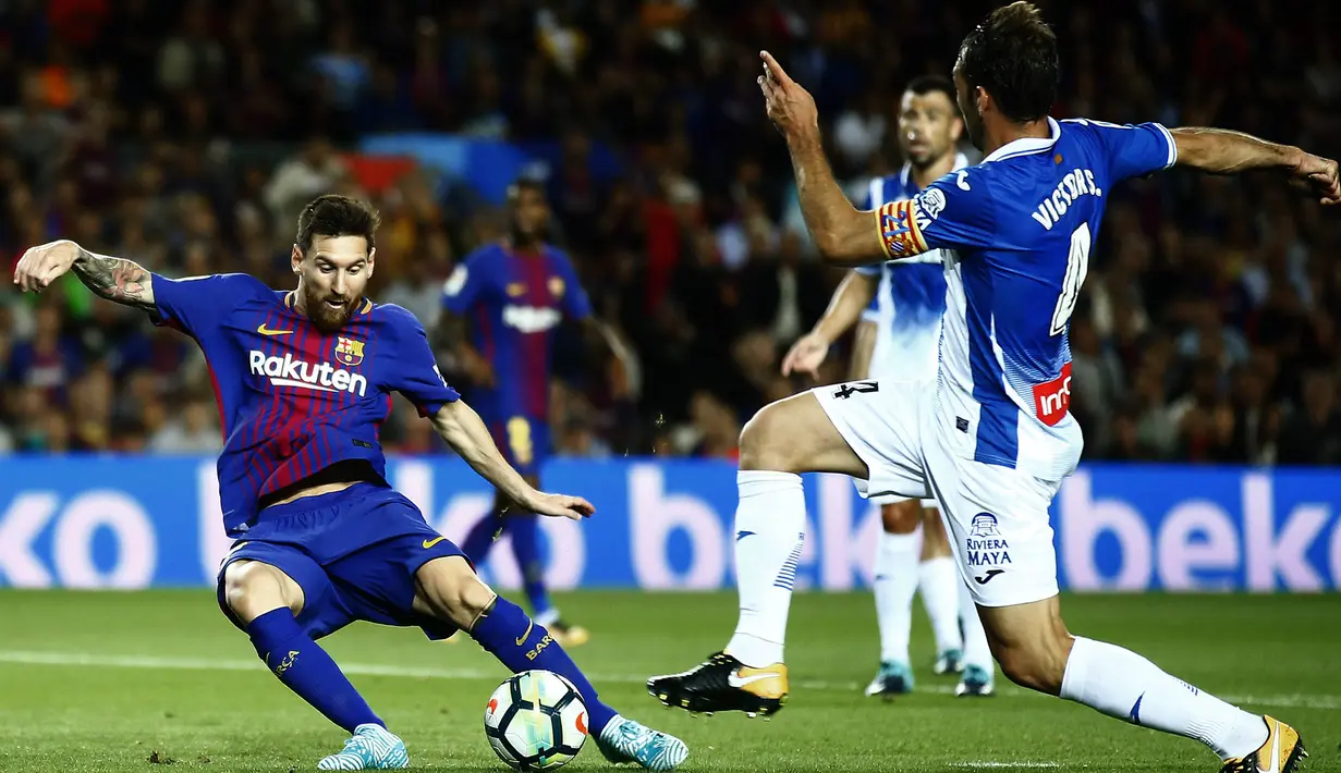 Bintang Barcelona, Lionel Messi, berusaha membobol gawang Espanyol pada laga La Liga Spanyol di Stadion Camp Nou, Katalonia, Sabtu (9/9/2017). Barcelona menang 5-0 atas Espanyol. (AP/Manu Fernandez)
