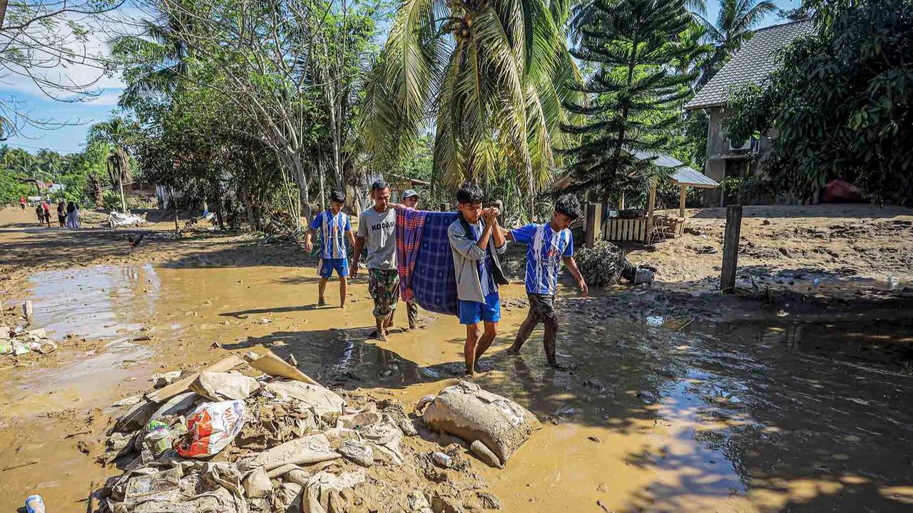 FOTO: Beratnya Evakuasi Korban Banjir Bandang di Bireuen, Aceh