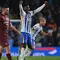 Gelandang Brighton asal Kamerun #20, Carlos Baleba (2R), merayakan golnya di lapangan setelah pertandingan Liga Primer Inggris antara Brighton dan Hove Albion dan Manchester City di Stadion Komunitas American Express di Brighton, Inggris selatan, Minggu dini hari WIB (10/11/2024). Brighton memenangkan pertandingan dengan skor 2-1. (Glyn KIRK/AFP)