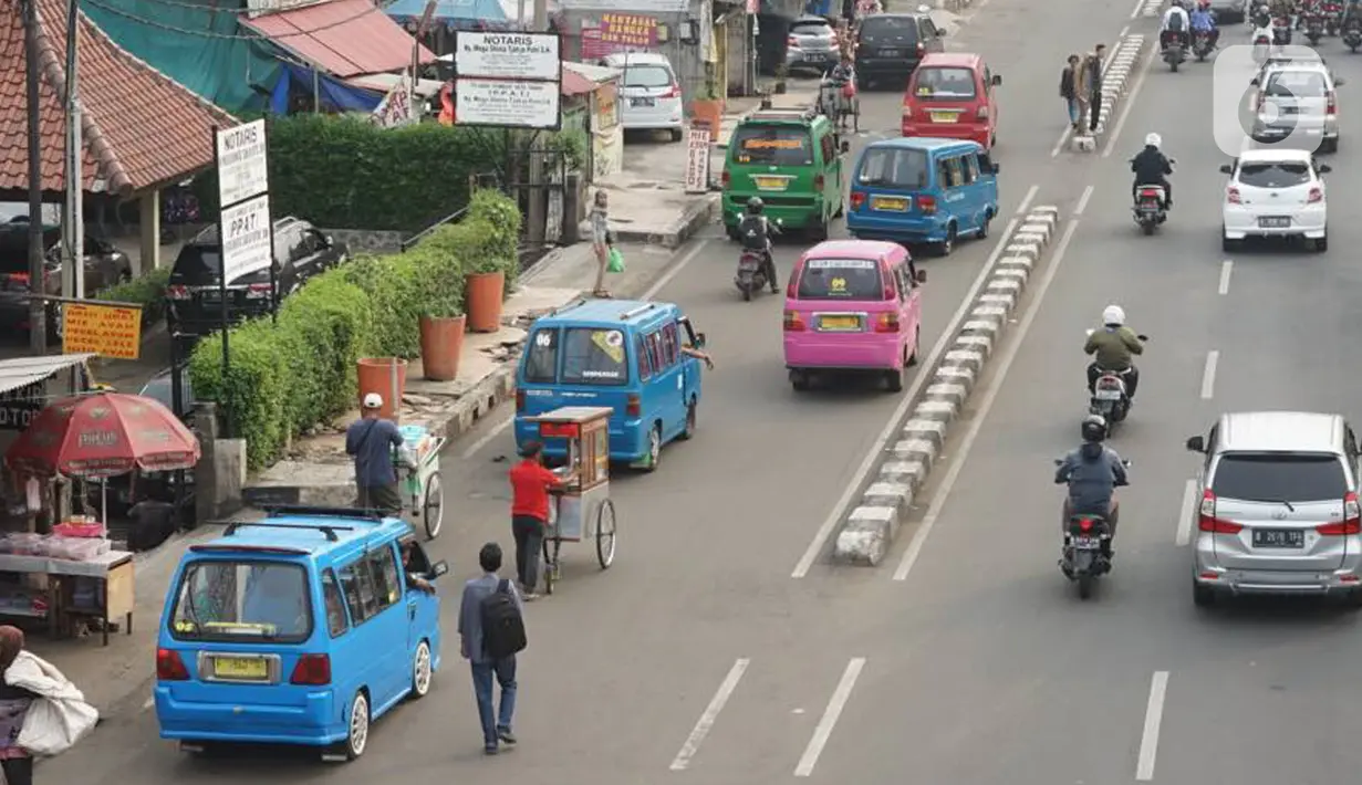 Sejumlah angkutan kota (angkot) melintasi jalan di kawasan Kota Depok, Jawa Barat, Senin (2/12/2019). Wali Kota Depok menyampaikan pada 2020, retribusi izin trayek angkot akan digratiskan sebagai upaya pemberdayaan dan kemudahan bagi angkot. (Liputan6.com/Immanuel Antonius)