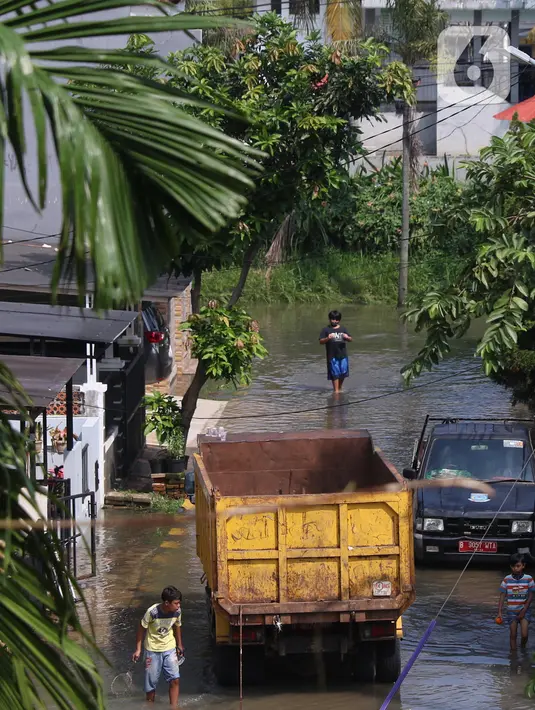 Kondisi banjir di Perumahan Nerada Estate Ciputat akibat jebolnya tanggul karena tertimpa tanah longsor, di Tangerang Selatan, Banten, Sabtu (12/6/2021). Longsor yang menimpa sejumlah rumah membuat tanggul pembatas kali jebol dan air meluap sehingga menyebabkan banjir. (Liputan6.com/Angga Yuniar)