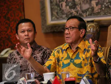 Ketua Dewan Pertimbangan Partai Golkar Akbar Tanjung  (tengah) memberikan konferensi pers di Jakarta, Minggu (3/1). Pertemuan tersebut mendesak agar kedua kubu partai melakukan rekonsiliasi dengan menyelenggarakan munas. (Liputan6.com/Faizal Fanani)