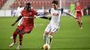 Penyerang Tottenham, Son Heung-min, berebut bola dengan bek Antwerp, Abdoulaye Seck, pada laga lanjutan Liga Eruopa 2020/2021 di BosuilStadion, Jumat (30/10/2020) dini hari WIB. Tottenham kalan 0-1 oleh Antwerp. (AFP/John Thys)