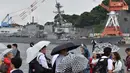 Sejumlah awak media mencari berita tentang kapal perusak USS Fitzgerald yang bertabrakan dengan kapal dagang di pelabuhan Yokosuka, Jepang (17/6). (AFP Photo/Kazuhiro Nogi)