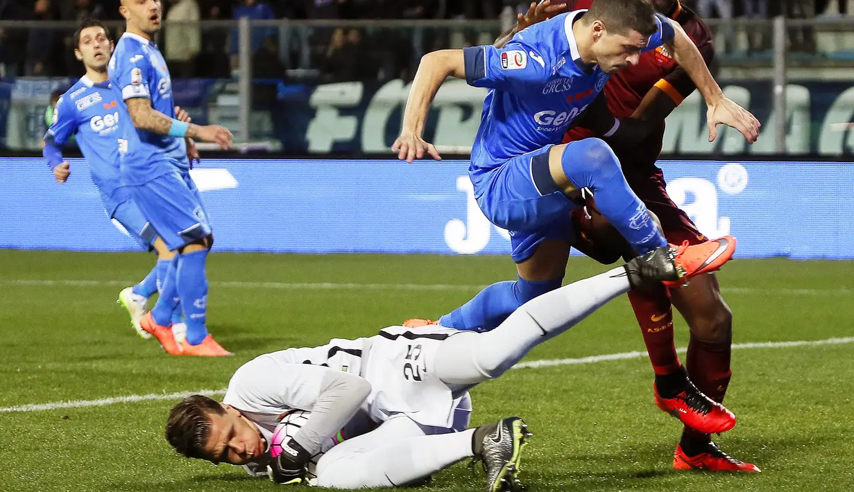 Kiper AS Roma, Wojciech Szczesny, menyelamatkan bola dari striker Empoli, Manuel Pucciarelli, pada pertandingan lanjutan Serie A Italia di Stadion Carlo Castellani, Empoli, Minggu (28/2/2016) dini hari WIB. (EPA/Fabio Muzzi)