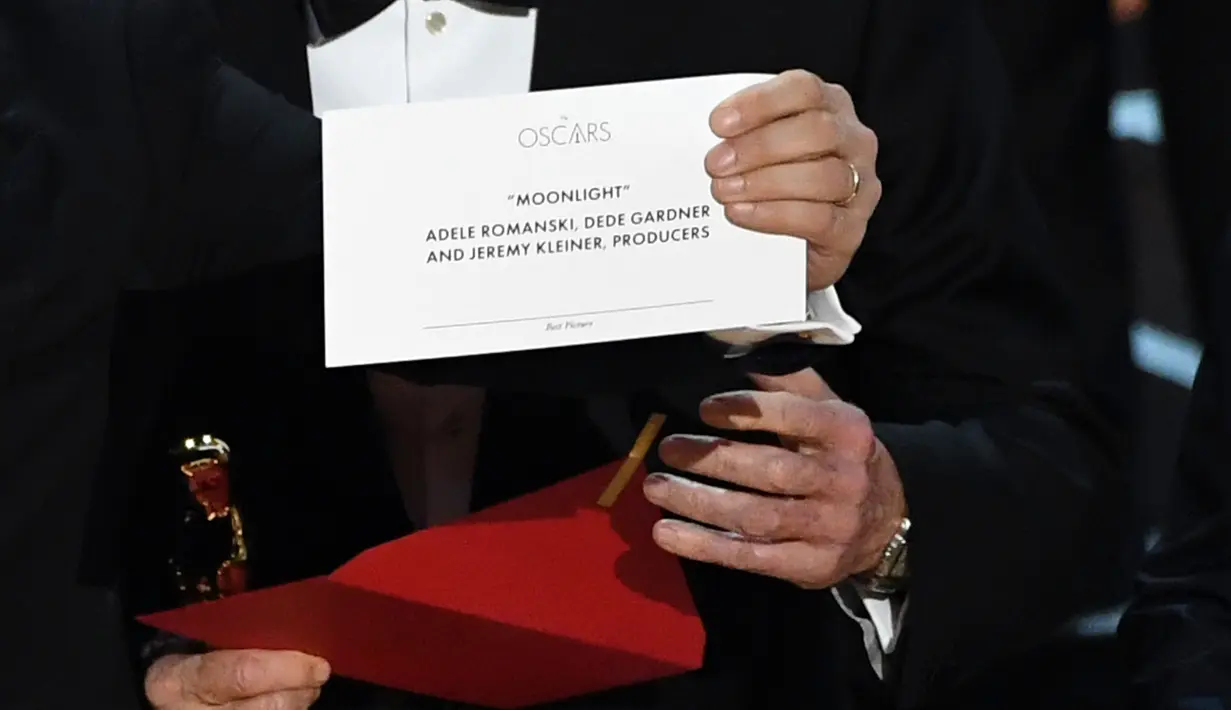Produser La La Land, Jordan Horowitz menunjukan kartu nomine yang menyatakan film terbaik jatuh pada Moonlight dalam ajang Oscar 2017 di Hollywood, California, AS (26/2). (AFP/Getty Images/Kevin Winter)