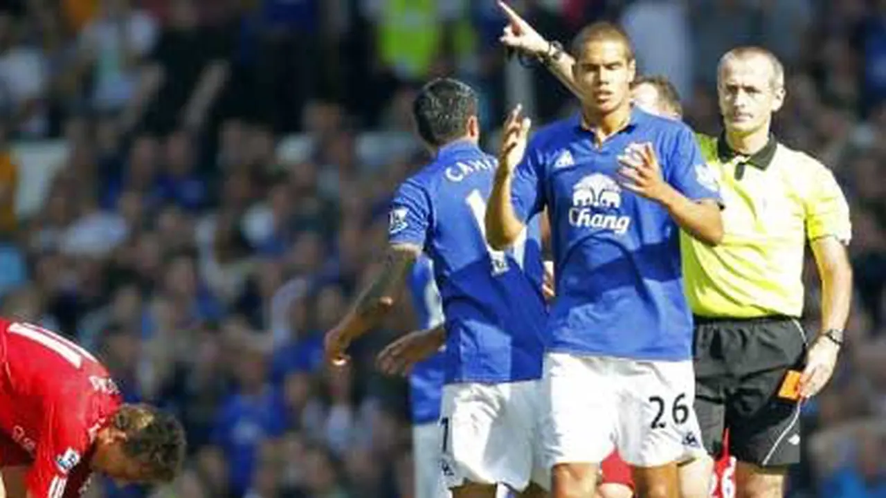 Jack Rodwell (kanan) menerima kartu merah pada duel melawan Liverpool ketika masih membela Everton.