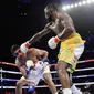 Terence Crawford (kanan) meninju Amir Khan pada perebutan gelar juara dunia tinju kelas welter WBO di Madion Square Garden, New York, Amerika Serikat, Minggu (21/4). Khan tidak mampu melanjutkan pertarungan. (AP Photo/Frank Franklin II)