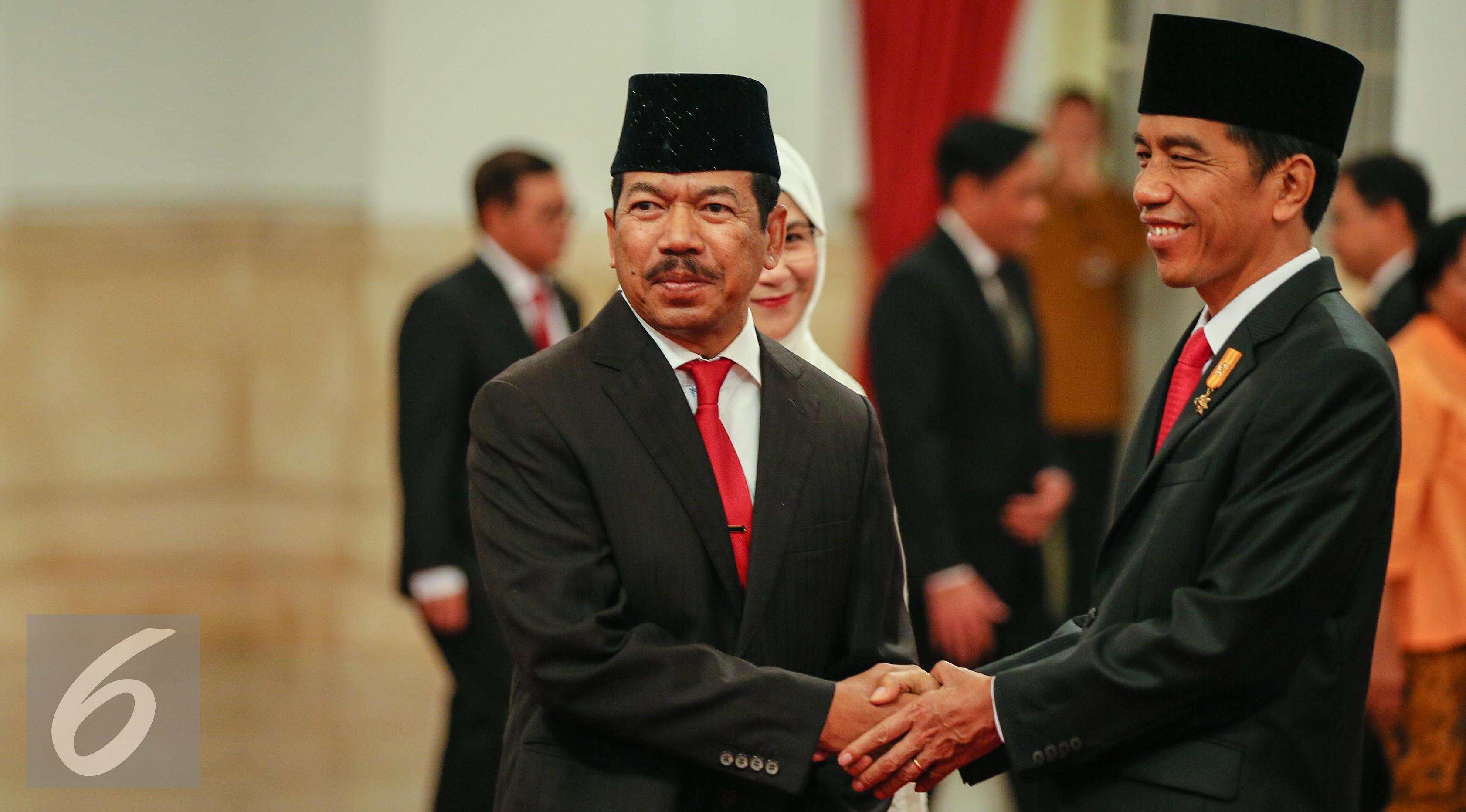 Presiden Joko Widodo memberikan selamat kepada Kepala Lembaga Sandi Negara (Lemsaneg) Djoko Setiadi  usai pelantikan Kepala Lembaga Sandi Negara (Lemsaneg) di Istana Negara, Jakarta, Jumat (8/1/2016). Liputan6.com/Faizal Fanani)