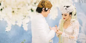 Setelah lima tahun berpacaran, akhirnya Kevin Aprilio resmi menikahi Vicy Melanie. Minggu (25/10/2020), Kevin dan Vicy menikah di salah satu hotel di kawasan Pondok Indah, Jakarta Selatan. Hanya berlangsung prosesi akad nikah yang dihadiri keluarga dan orang terdekat. (Instagram/thebridestory)