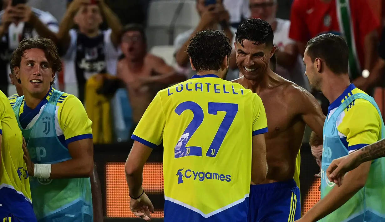Namun, wasit akhirnya menganulir gol tersebut setelah memeriksa VAR. Cristiano Ronaldo dianggap offside sebelum menyundul bola masuk ke gawang. Skor tetap bertahan 2-2 hingga laga usai. (Foto: AFP/Miguel Medina)