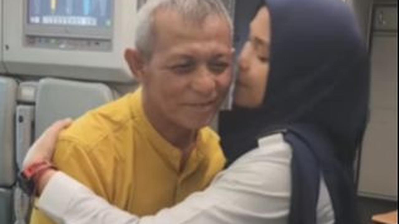 Sang ayah yang melihat putrinya kini sukses terlihat terharu. Tampak dari raut wajahnya saat menyalami anaknya.