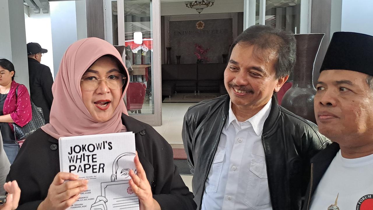 Roy Suryo dan Dokter Tifa saat soft launching buku Jokowi's White Paper
