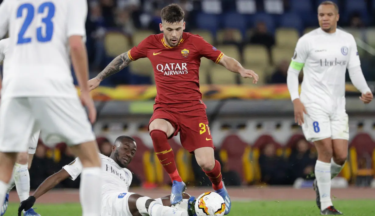 Pemain AS Roma Carles Peres (kanan) berebut bola dengan pemain Gent Elisha Owusu pada leg pertama babak 32 besar Liga Europa di Olympic Stadium, Roma, Italia, Kamis (20/2/2020). Gol tunggal Carles Peres membawa AS Roma menaklukkan Gent 1-0. (AP Photo/Gregorio Borgia)